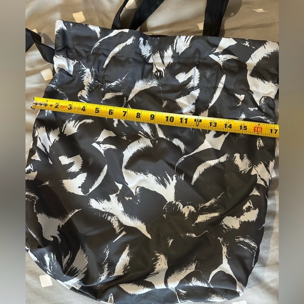 Lululemon gym and everyday bag - Picture 6 of 9